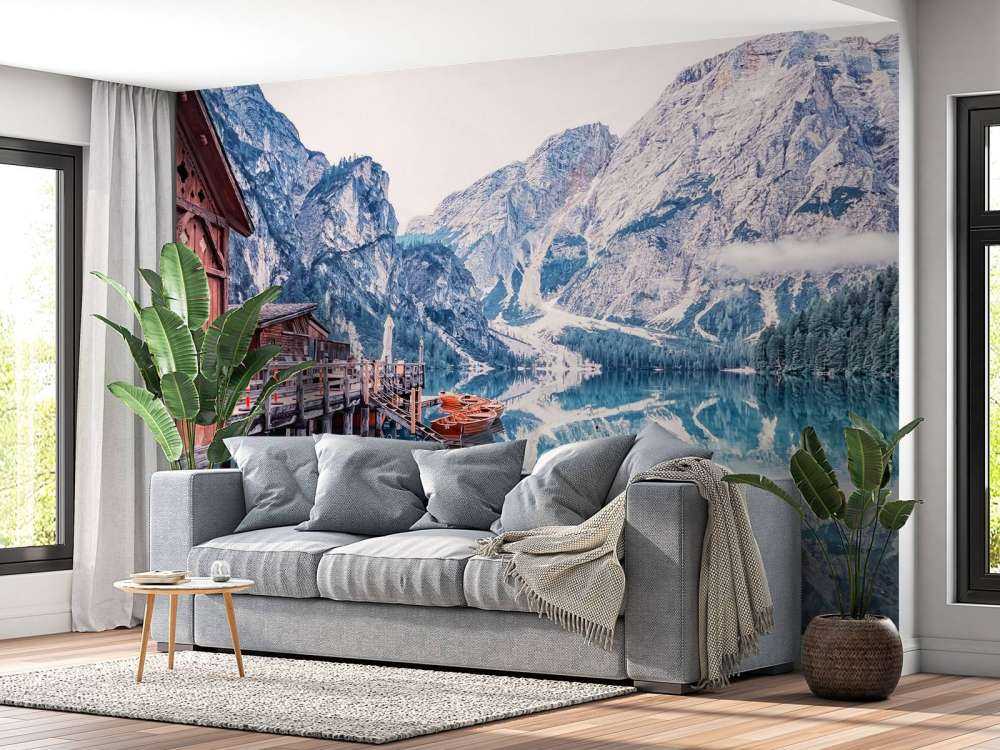 Lac de montagne près d'une jetée en bois