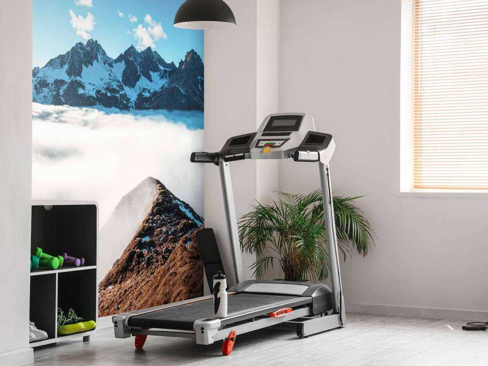 Vallée de montagne ensoleillée avec mer de nuages