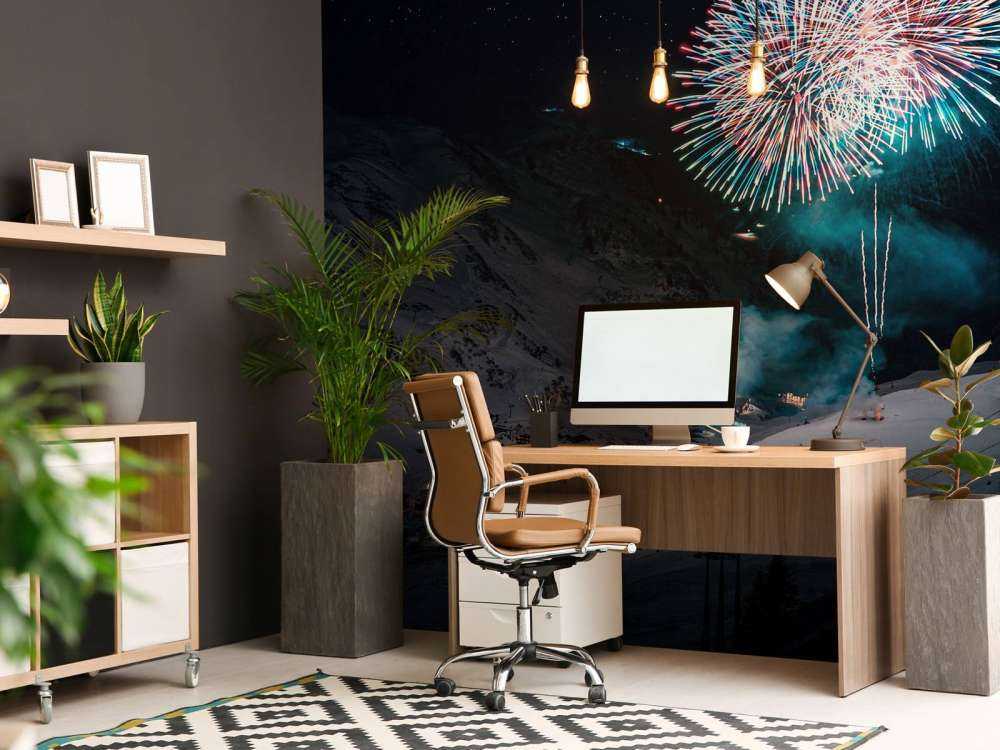 Feu d'artifice au-dessus d'un village de montagne en hiver