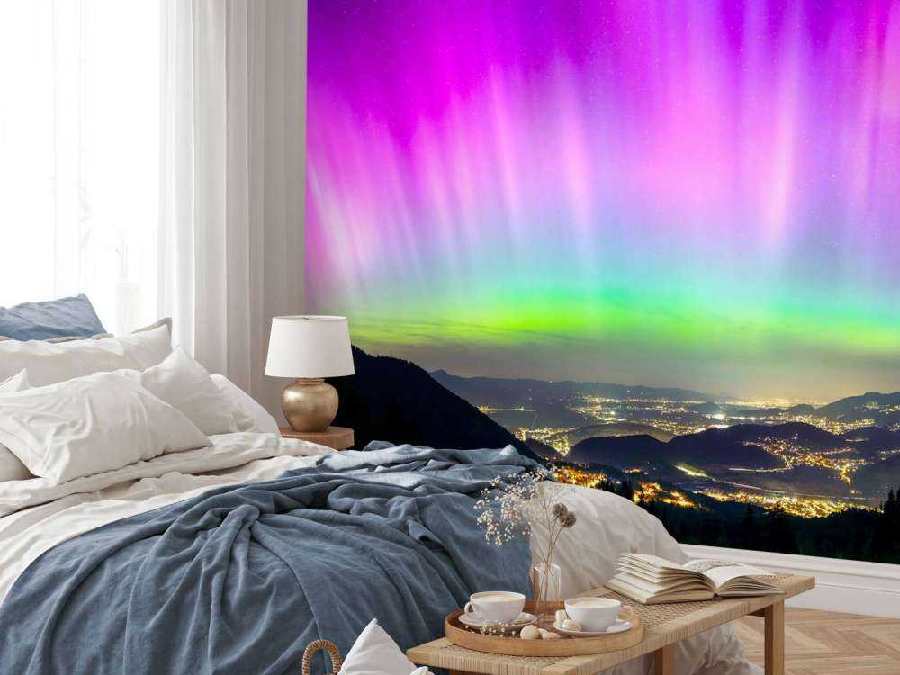 Aurore boréale au-dessus de la ville de montagne illuminée