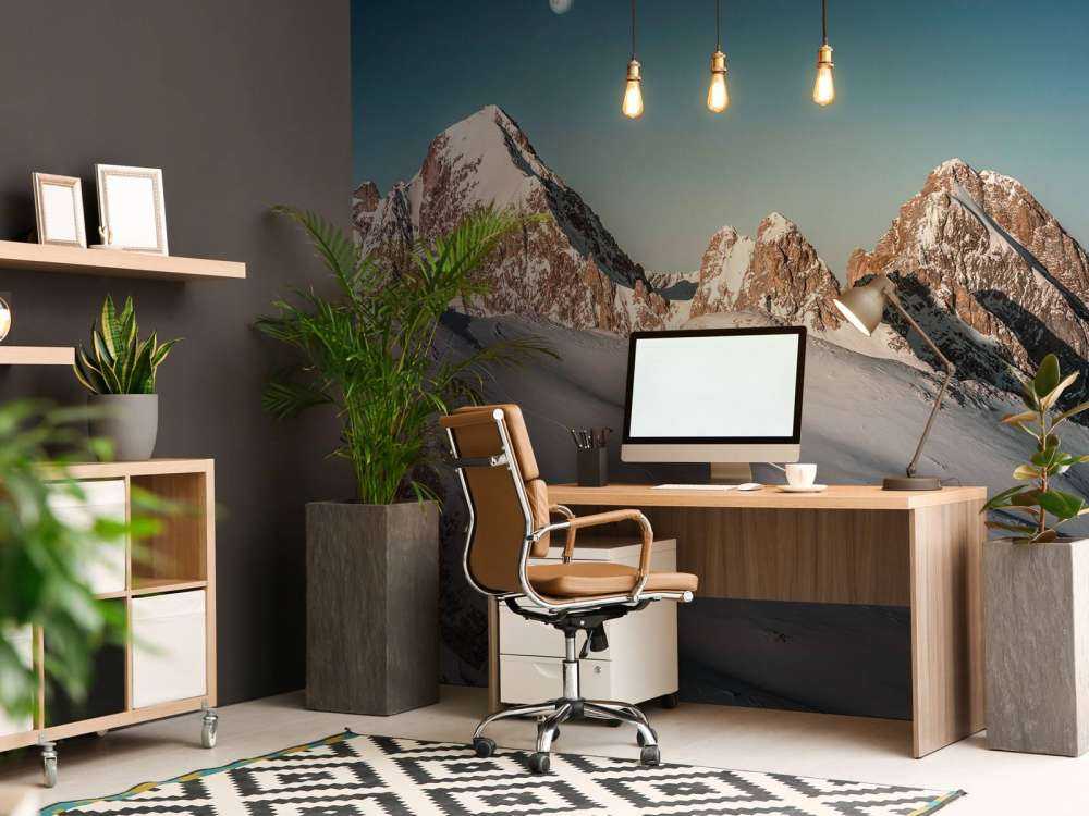 Lumière de lune sur les sommets enneigés des Alpes