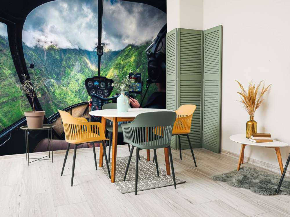 Vol en hélicoptère au-dessus d'une vallée de montagne tropicale