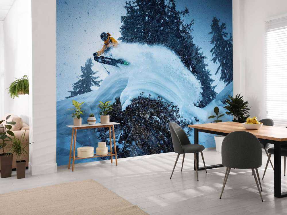 Saut dans une tempête de neige entre les sapins
