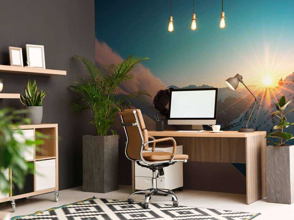 Descente enneigée au coucher du soleil enflammé.