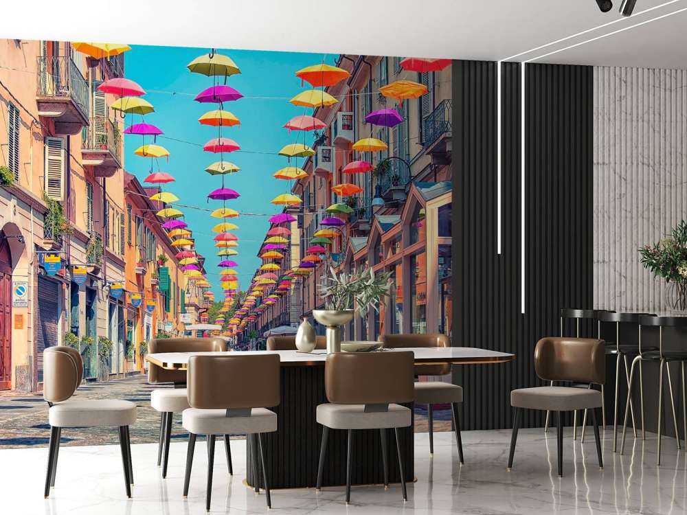 Des parasols joyeux au-dessus d'une rue ensoleillée.