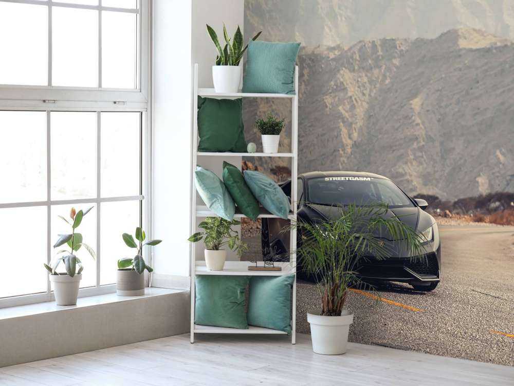 Supercar noire dans le désert