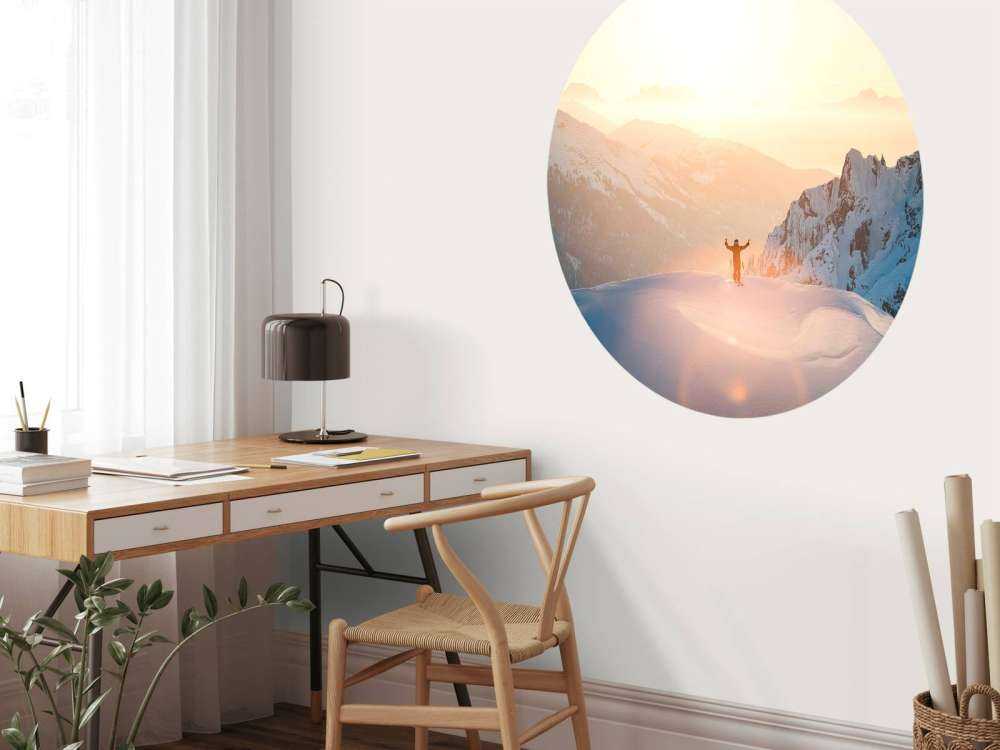 Lever de soleil au-dessus des sommets des montagnes.