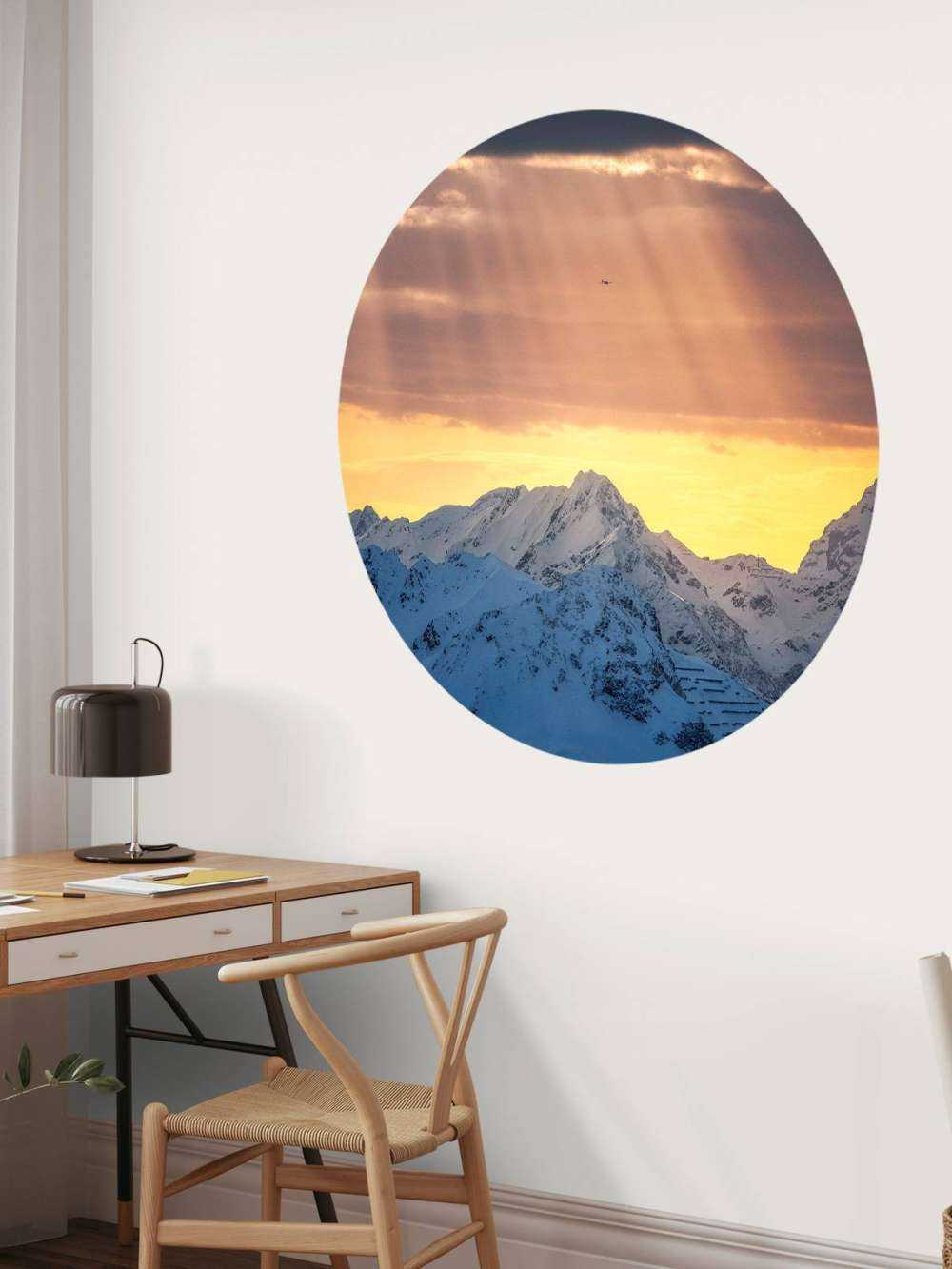 Rayons de soleil au-dessus des sommets enneigés