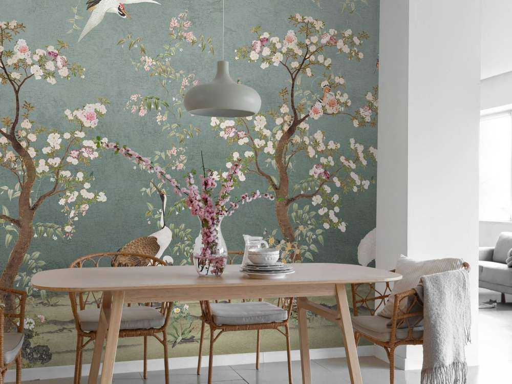 Arbres en fleurs avec des grues dans un jardin serein