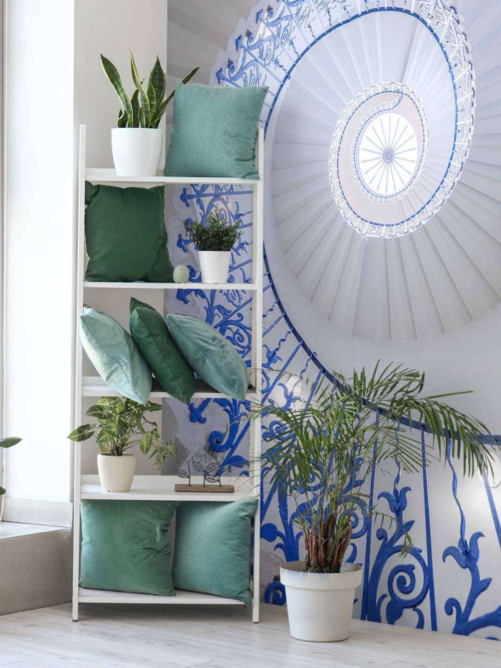 Structure en spirale futuriste avec lumière centrale