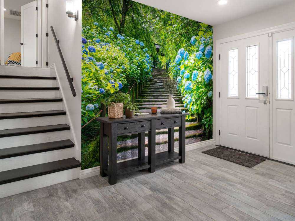 Escalier entre des hortensias