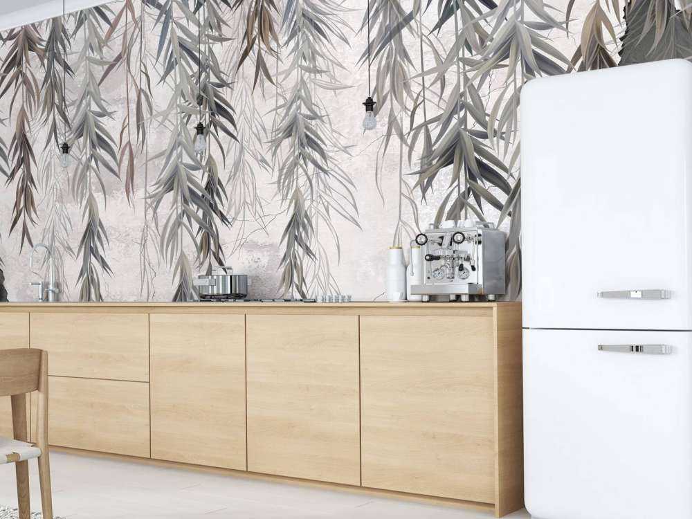 Branches suspendues sur un mur en béton