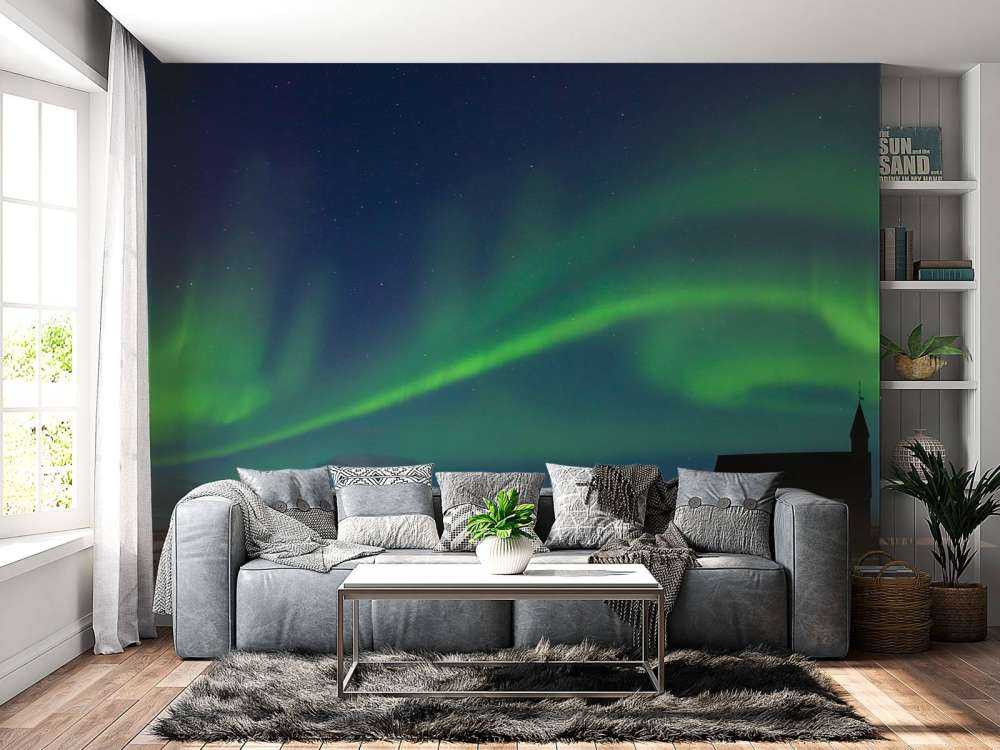 Aurore boréale au-dessus d'une église