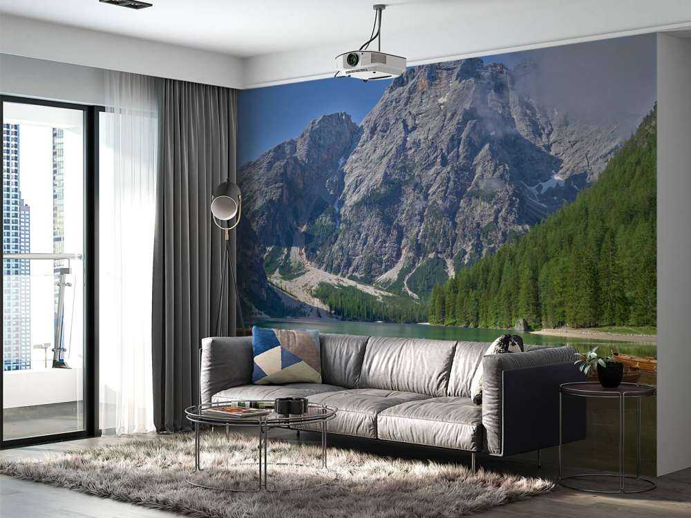 Bateaux en bois dans un lac de montagne