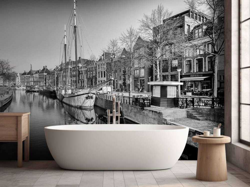 Navire historique situé sur la rivière A à Groningen En noir et blanc 
