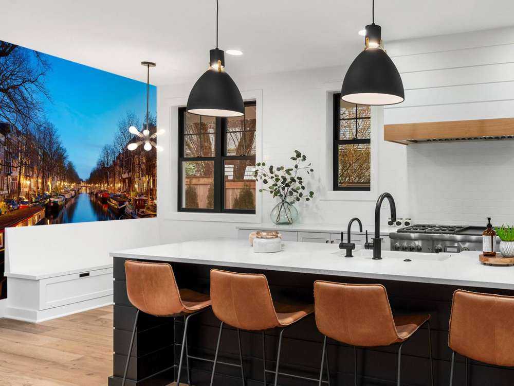 Bateaux fluviaux le long du canal illuminé