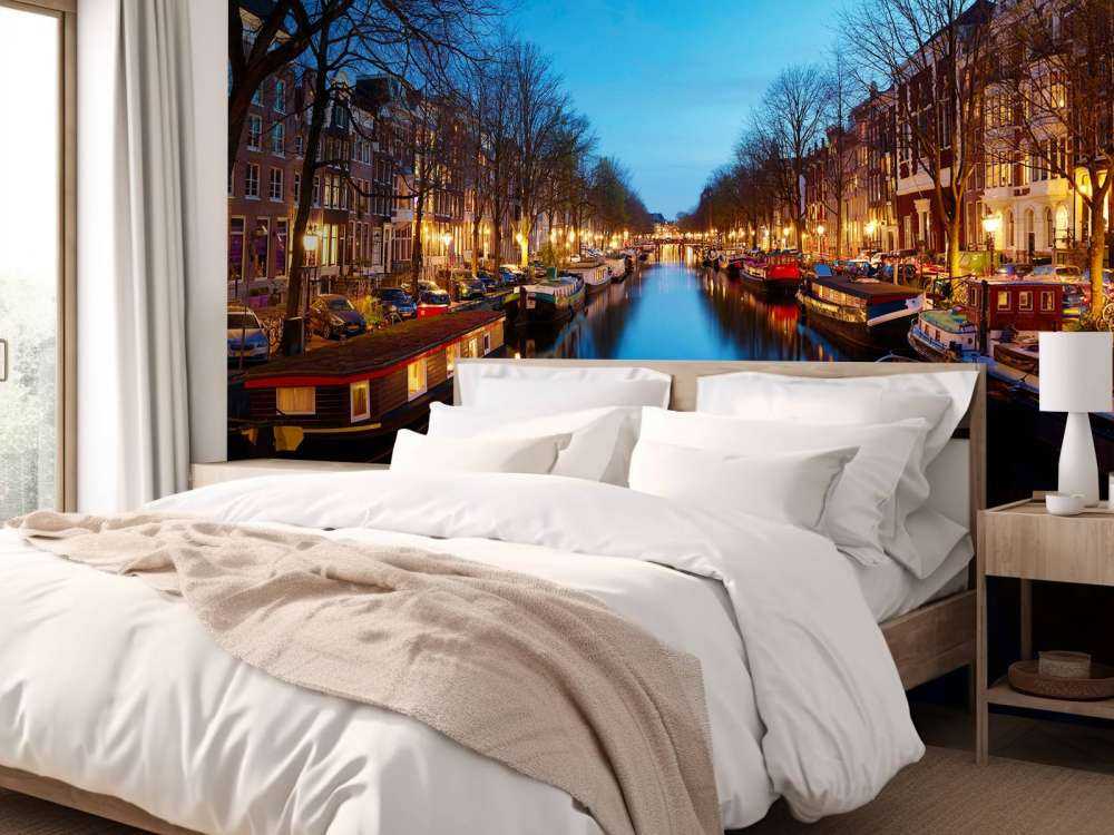 Bateaux fluviaux le long du canal illuminé