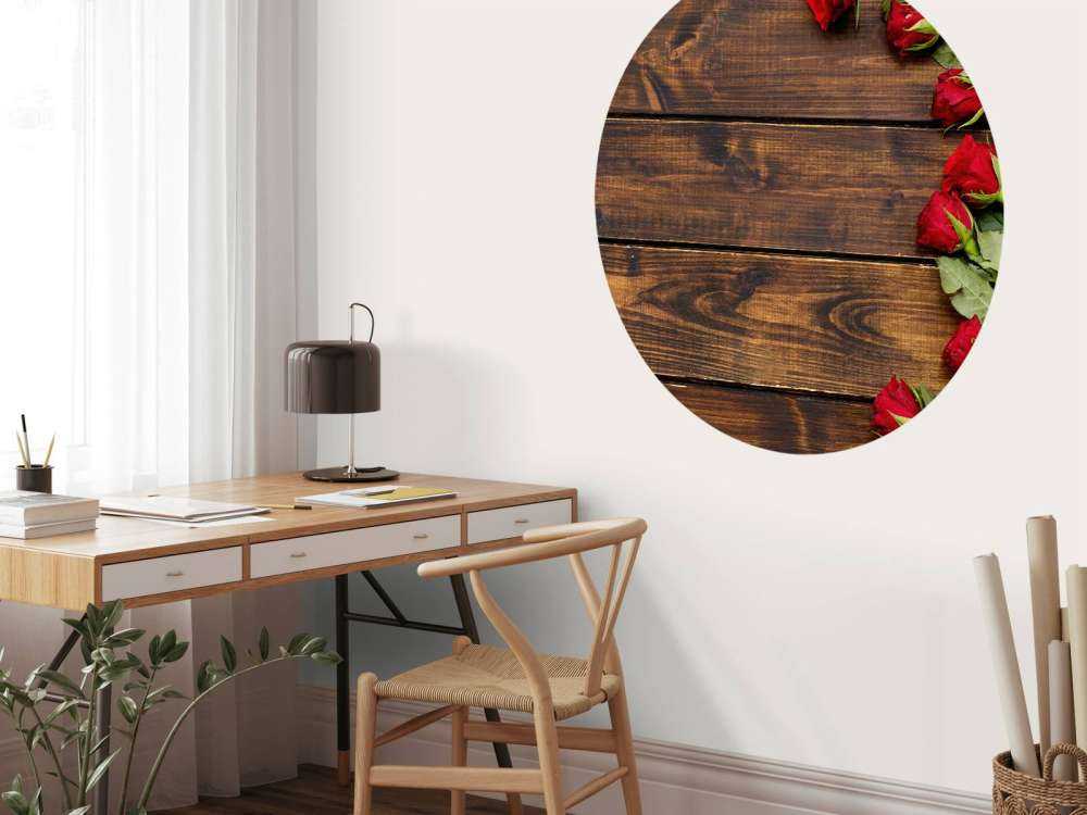 Roses rouges sur bois