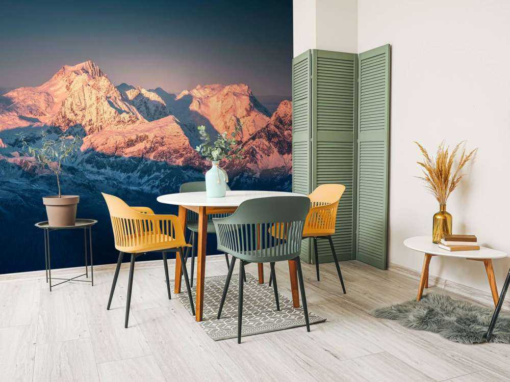 Lumière du matin sur les sommets enneigés.