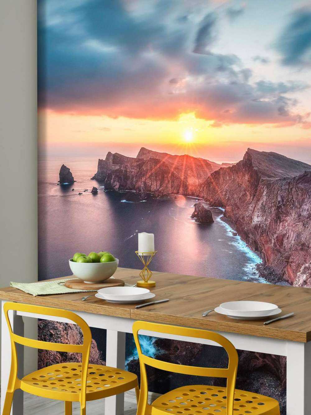 Coucher de soleil au-dessus de la côte rocheuse