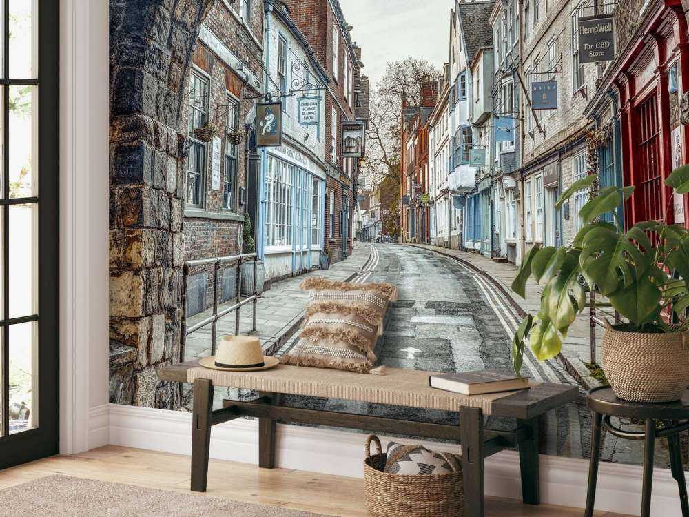 Rue historique sous une porte en pierre