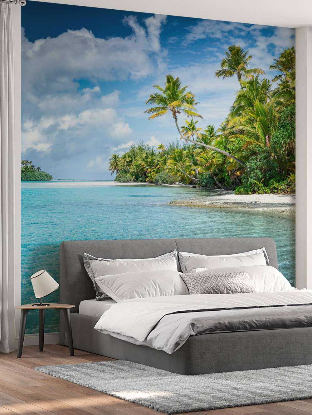 Plage tropicale claire avec des palmiers