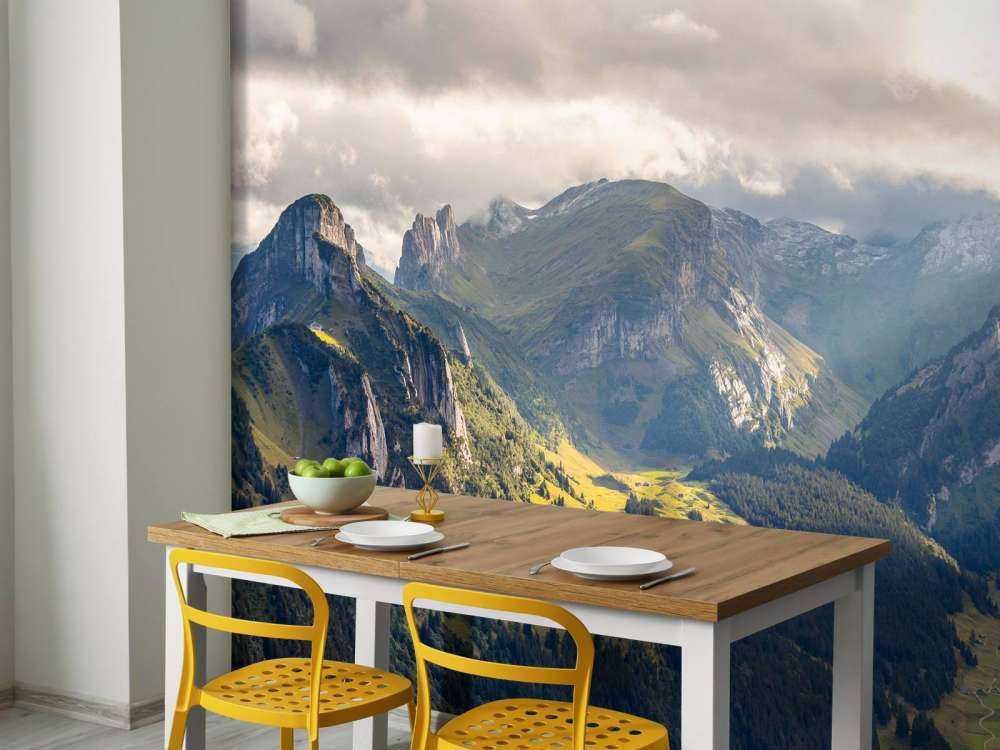 Lumière du soleil sur une vallée de montagne verte