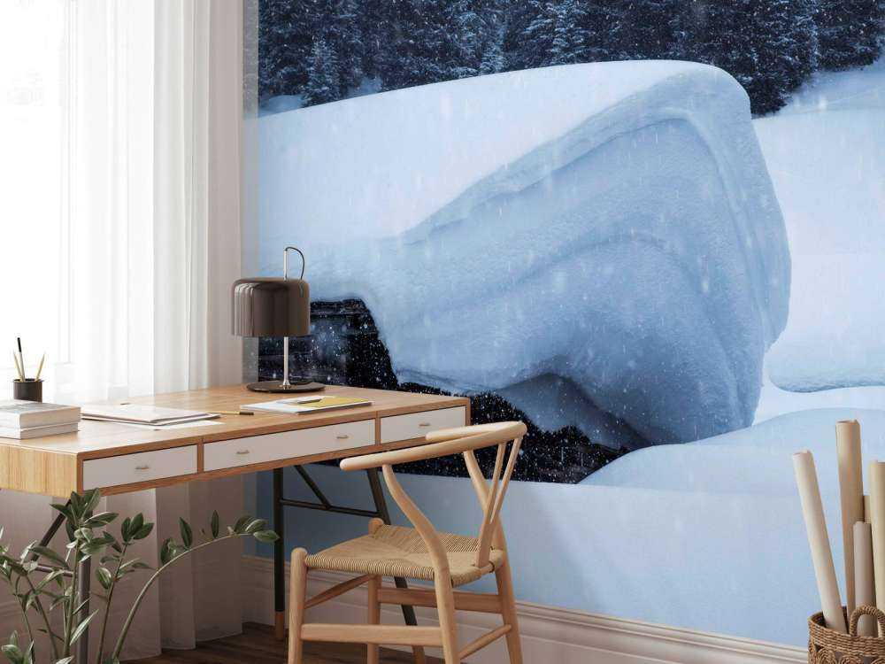 Chalet alpin enneigé dans la tempête d'hiver