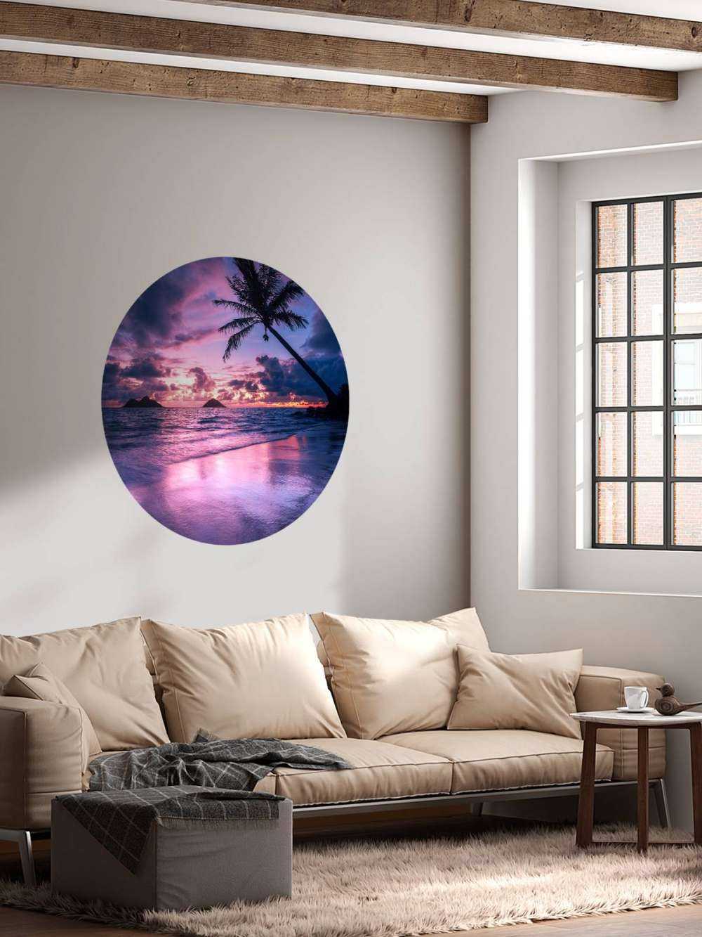 Plage de palmiers au coucher du soleil violet