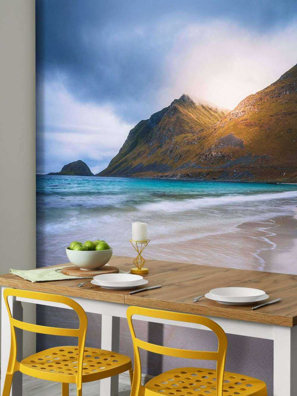 Lumière du soleil sur la montagne et les vagues