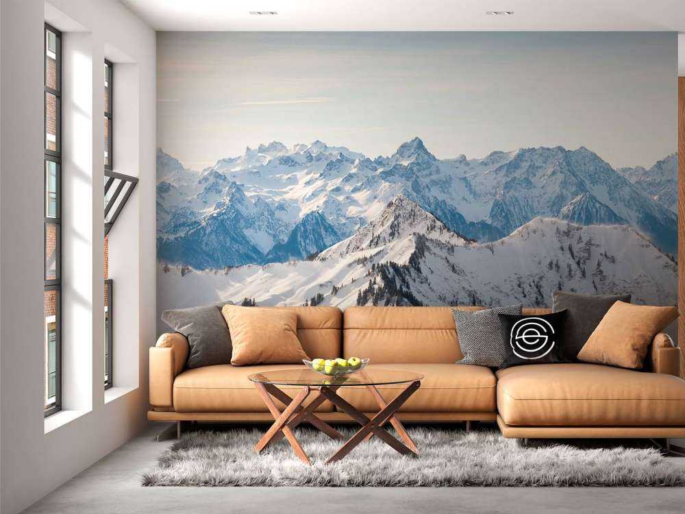 Chaîne de montagnes hivernales avec des crêtes de sapins enneigées