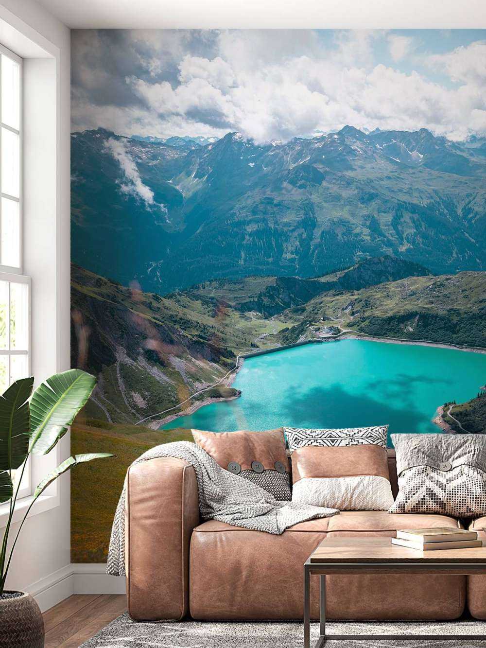 Champ de fleurs au bord d'un lac de montagne turquoise.