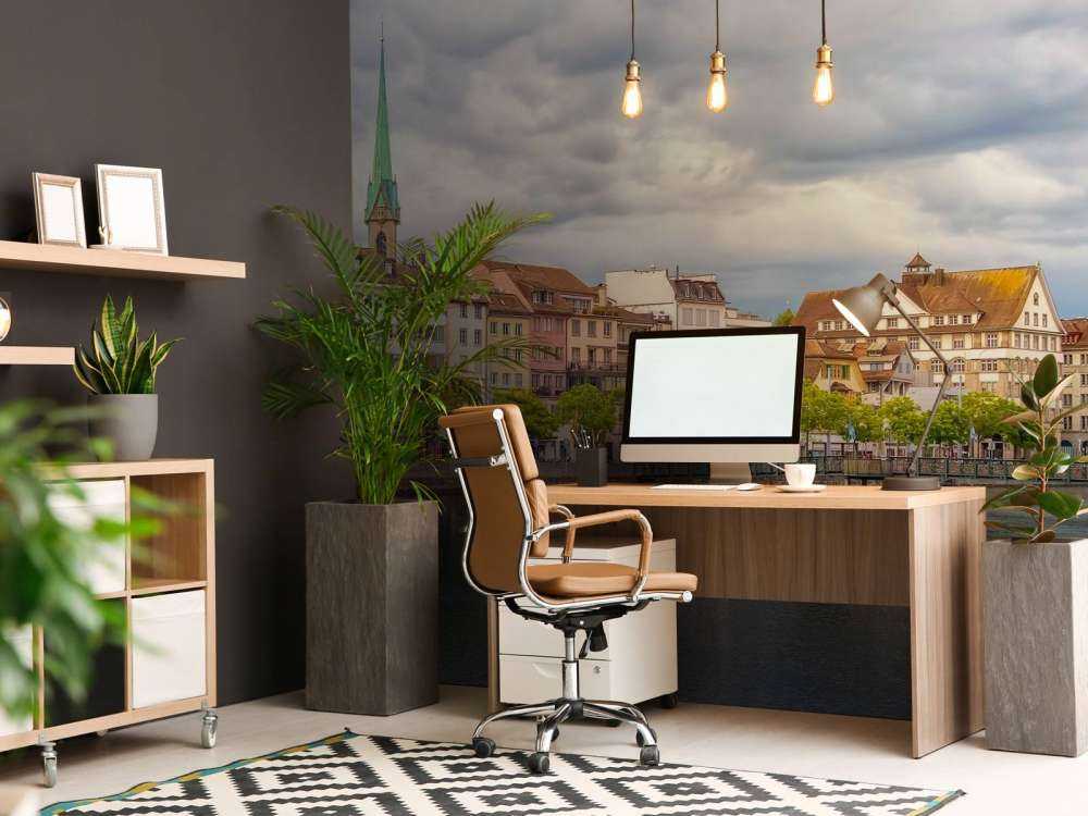 Des façades colorées le long de la rivière urbaine.