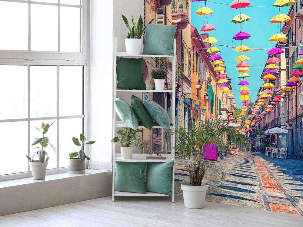 Des parasols joyeux au-dessus d'une rue ensoleillée.