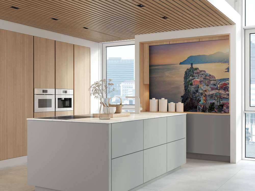 Coucher de soleil au-dessus des rochers côtiers colorés.