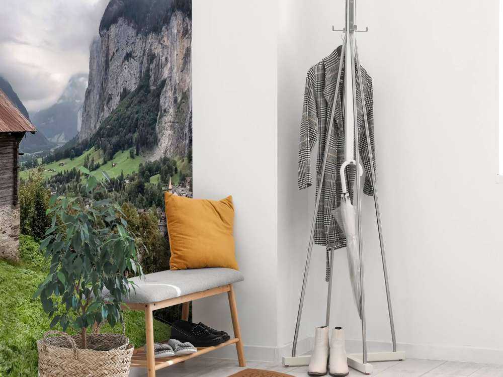 Vallée de montagne avec une cabane de montagne en bois