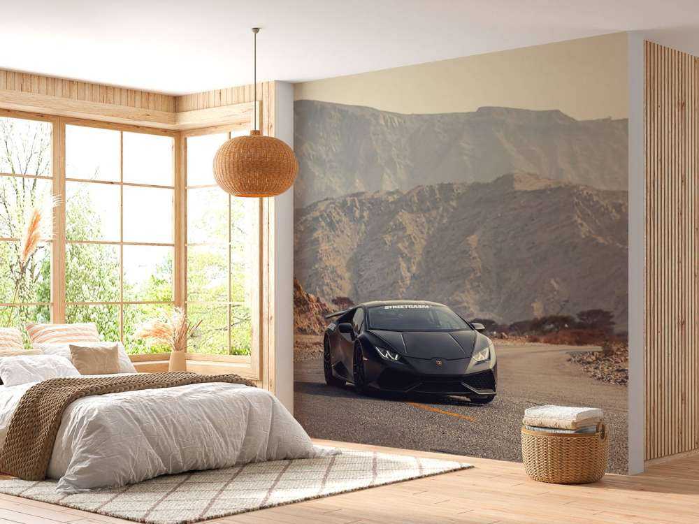 Supercar noire dans le désert