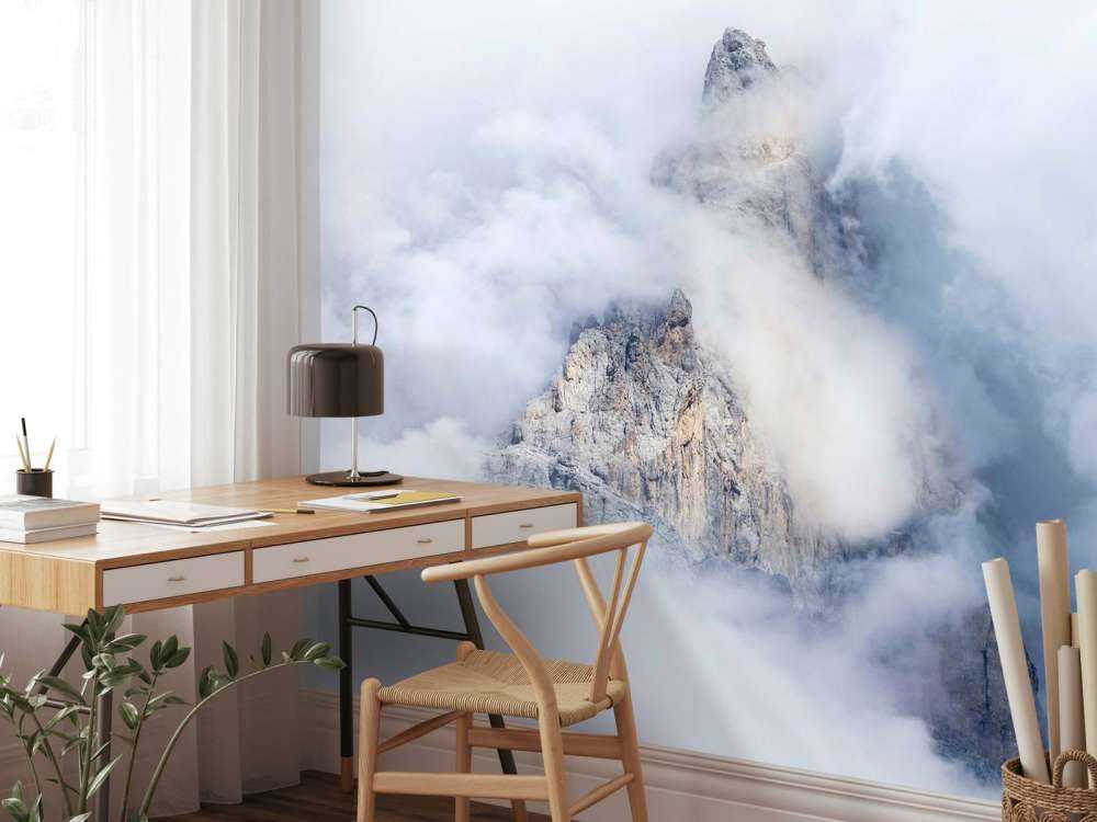 Cimes de montagne cachées dans le brouillard