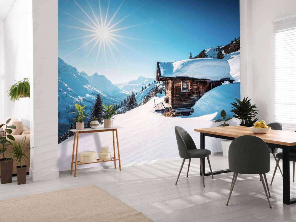 Soleil d'hiver au-dessus de la cabane en bois.