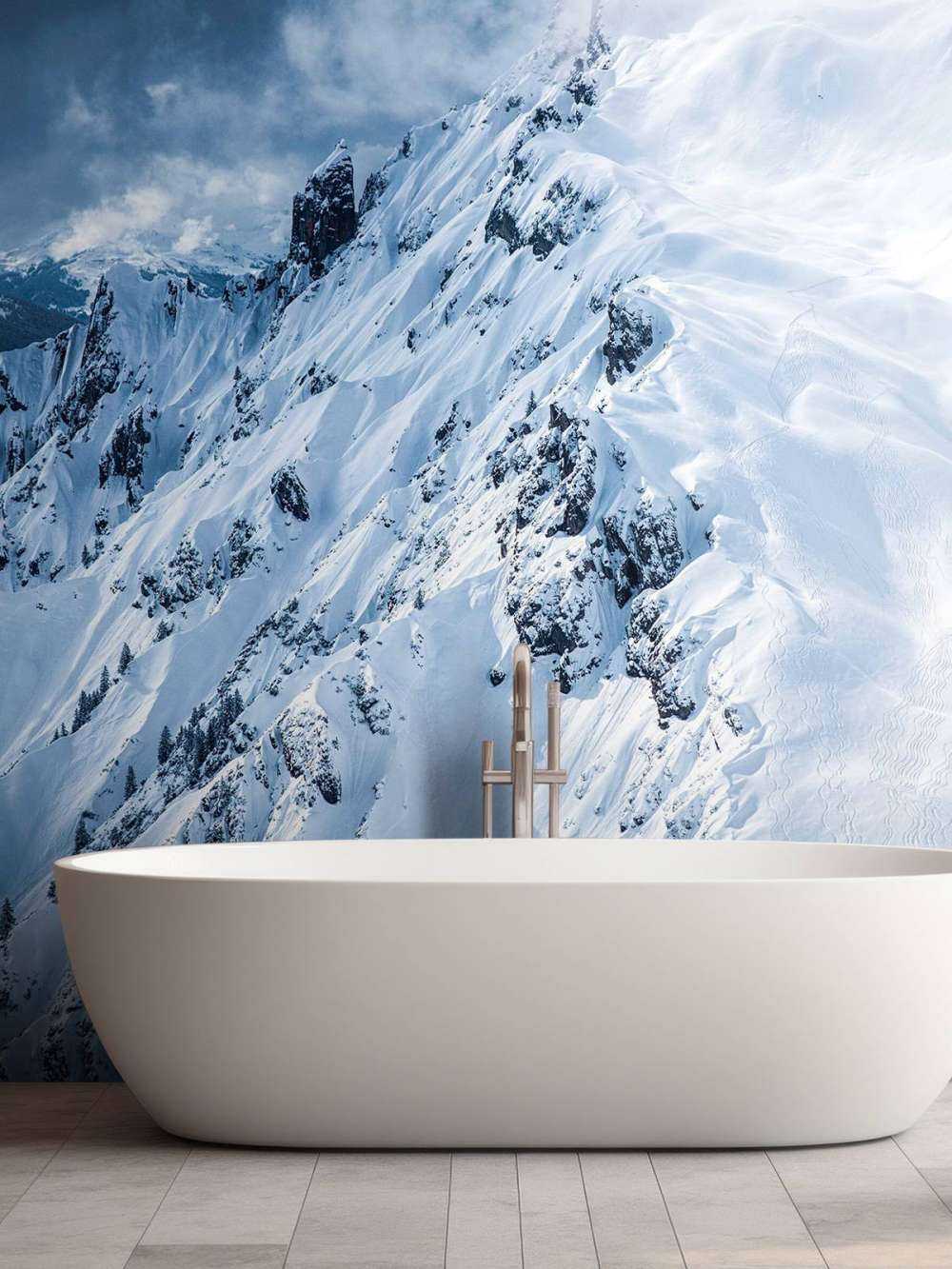 Crêtes de neige sous des nuages ​​orageux