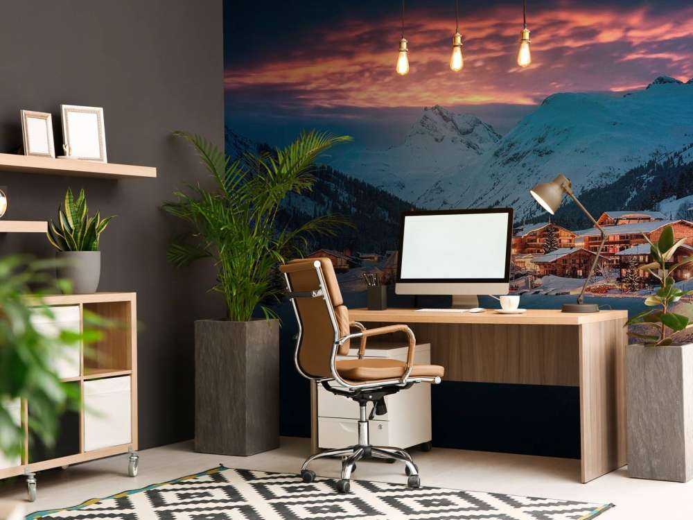 Lumière du soir sur un village de montagne enneigé