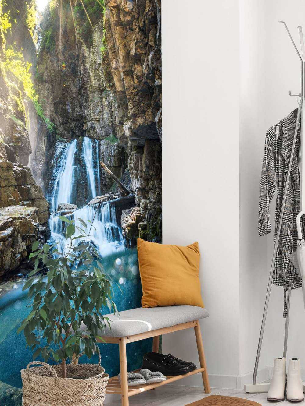 Lumière du soleil sur la cascade de montagne