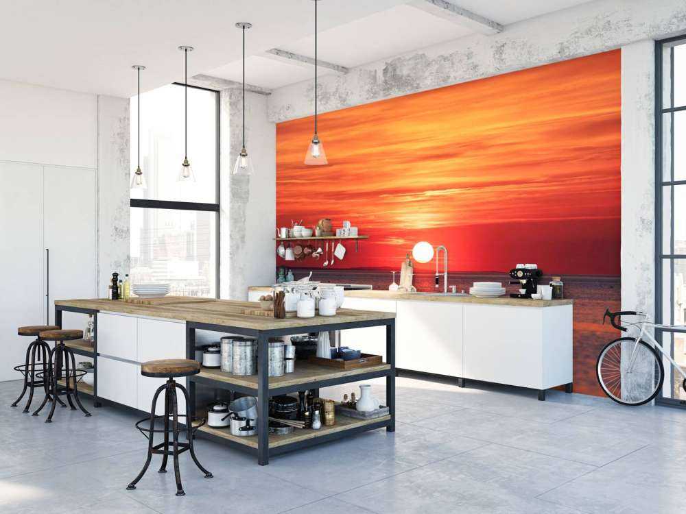 Coucher de soleil rouge feu sur une mer calme