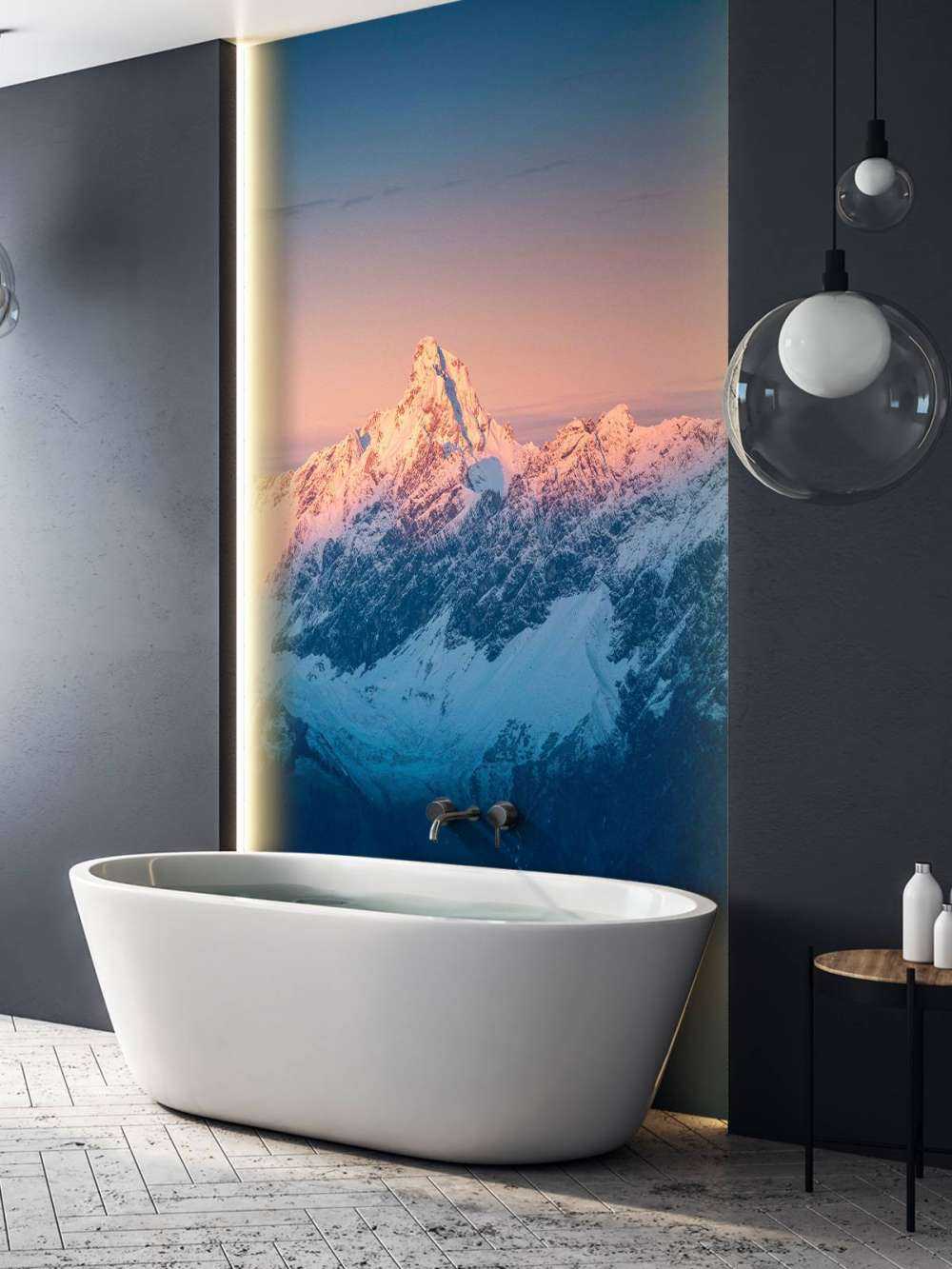 Lumière du soir sur les sommets enneigés de montagne