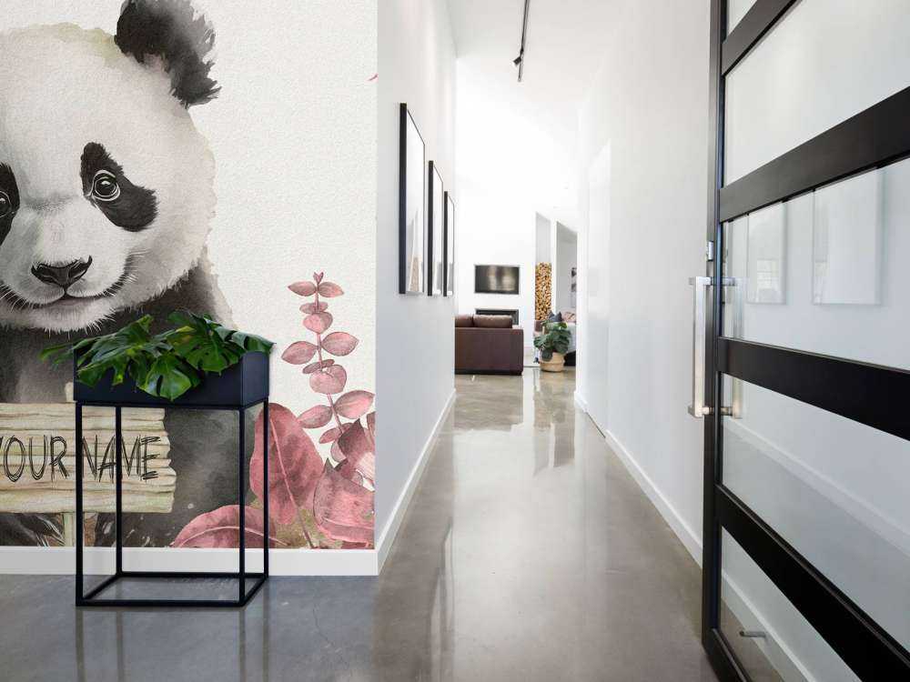 Bébé panda dans la jungle rose