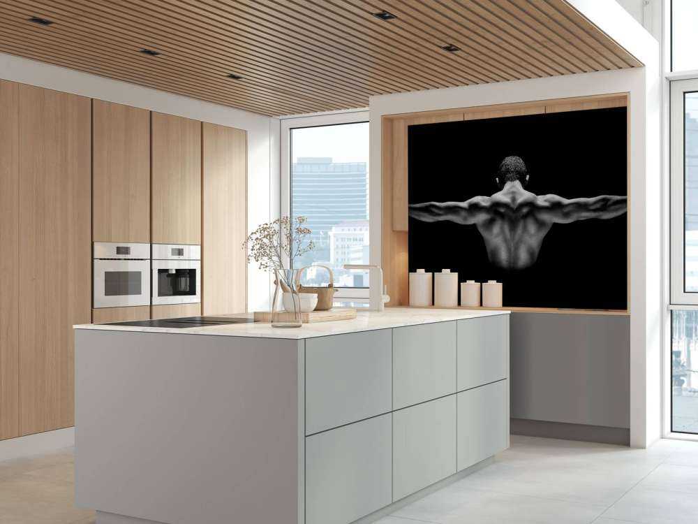 Homme aux bras tendus