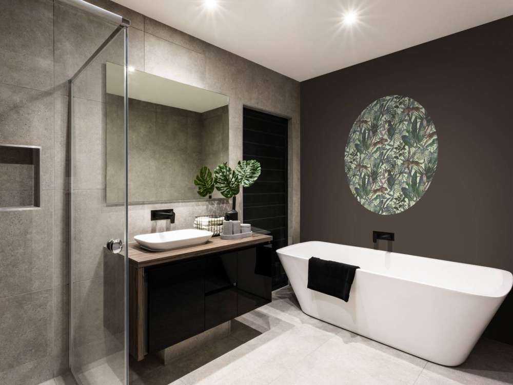 Guépard entre les feuilles tropicales