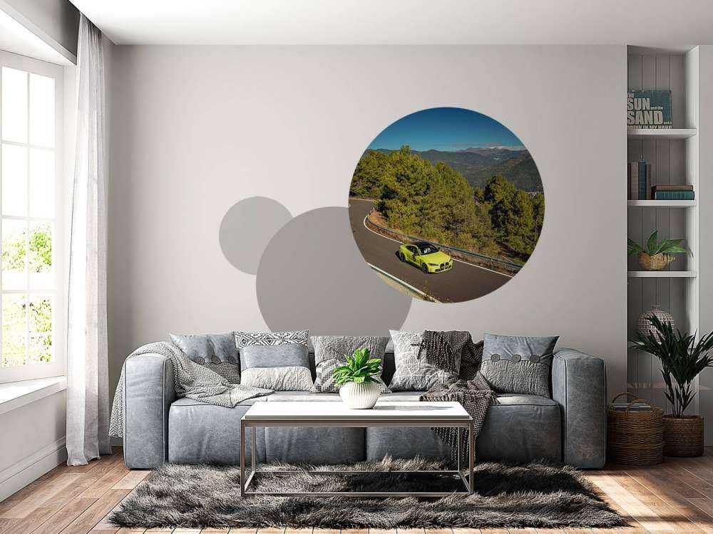 BMW vert lime sur route de montagne