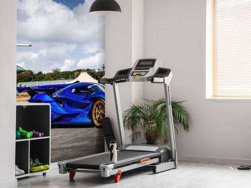 Supercar futuriste à l'aéroport
