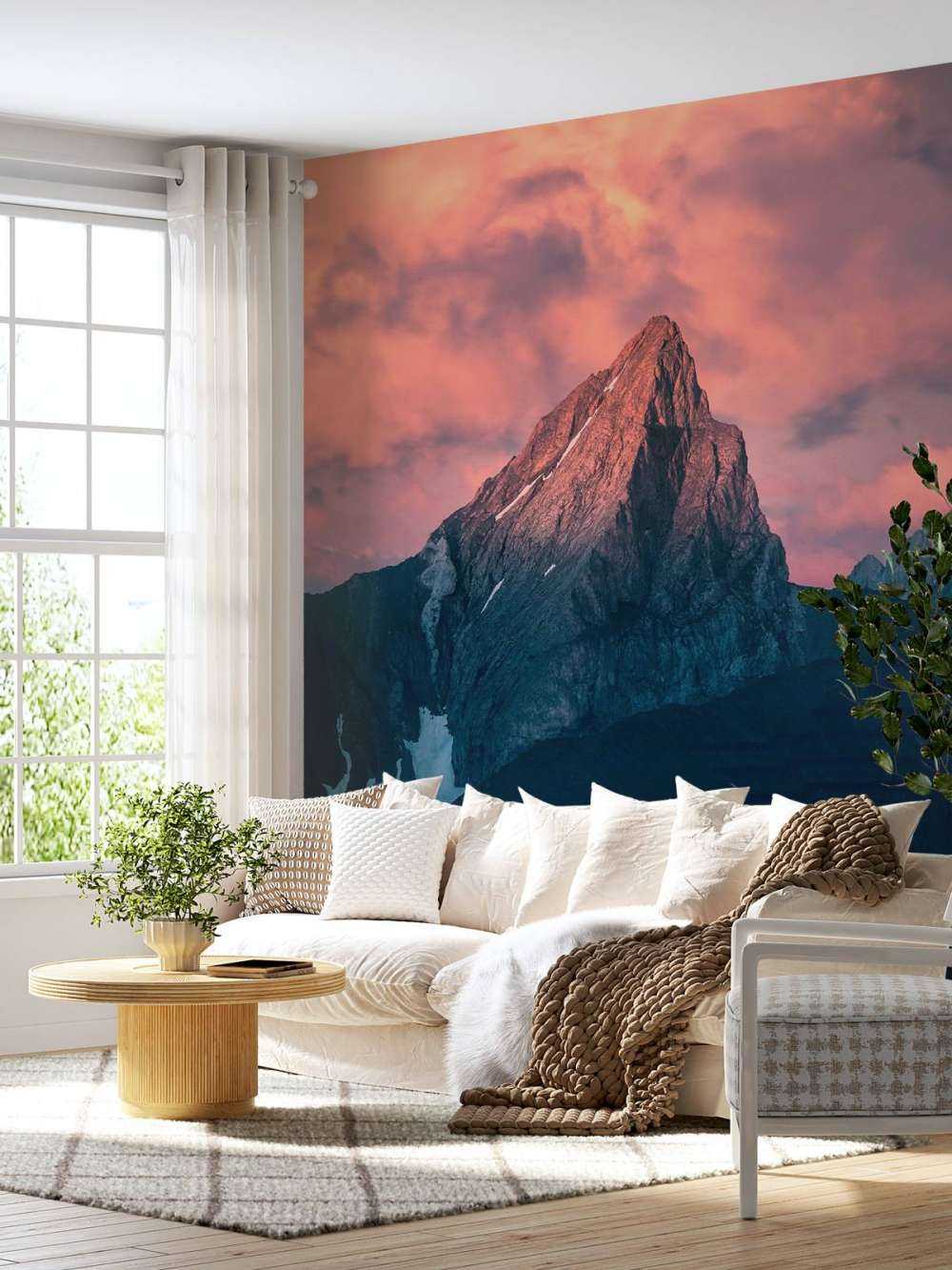 Cime de montagne dans la pénombre ardente